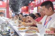 六爻解释“嗦粉”经济火热 中国多地“食力”出圈